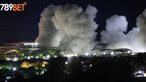 Khói trắng mù mịt sau vụ nổ ở trung tâm lừa đảo KK Park tại Myawaddy, bang Karen, Myanmar ngày 25/10. Ảnh: AP